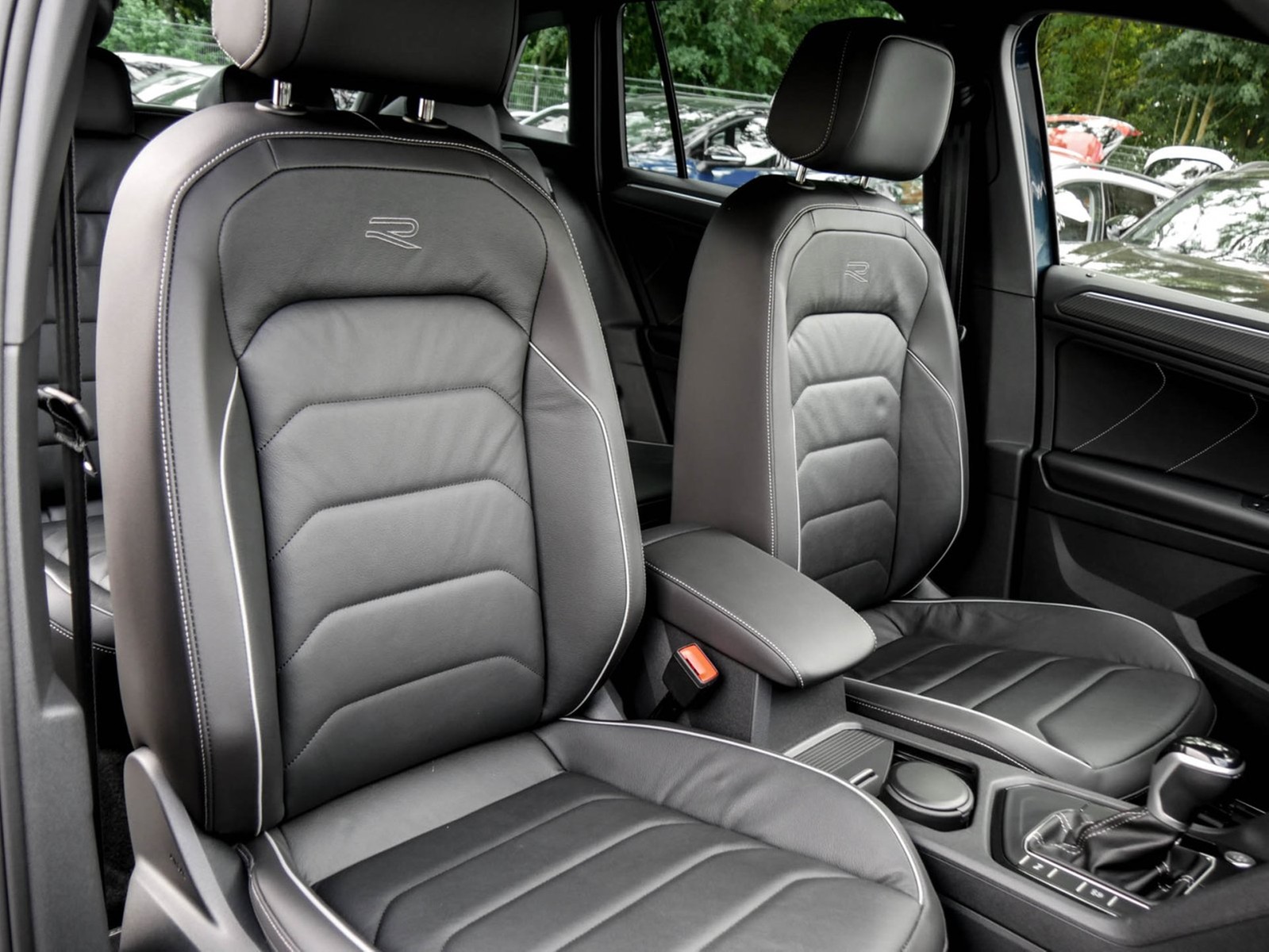 Volkswagen Tiguan 2.0 R-LINE LEDER STANDHZ AHK CAM ACC LM19