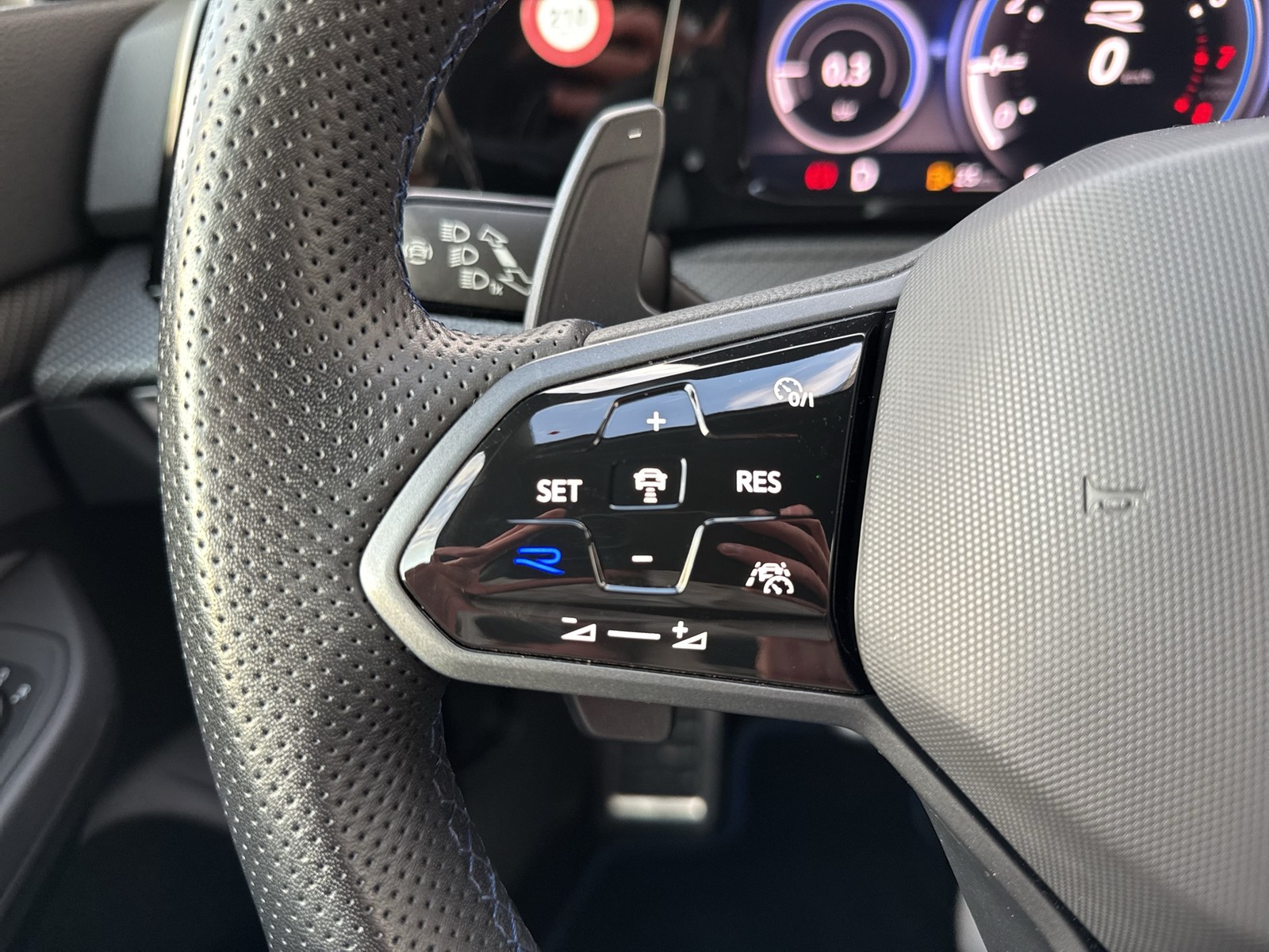 Volkswagen Golf Variant VIII 2.0 R BLACK STYLE 4X4 CAM LM18