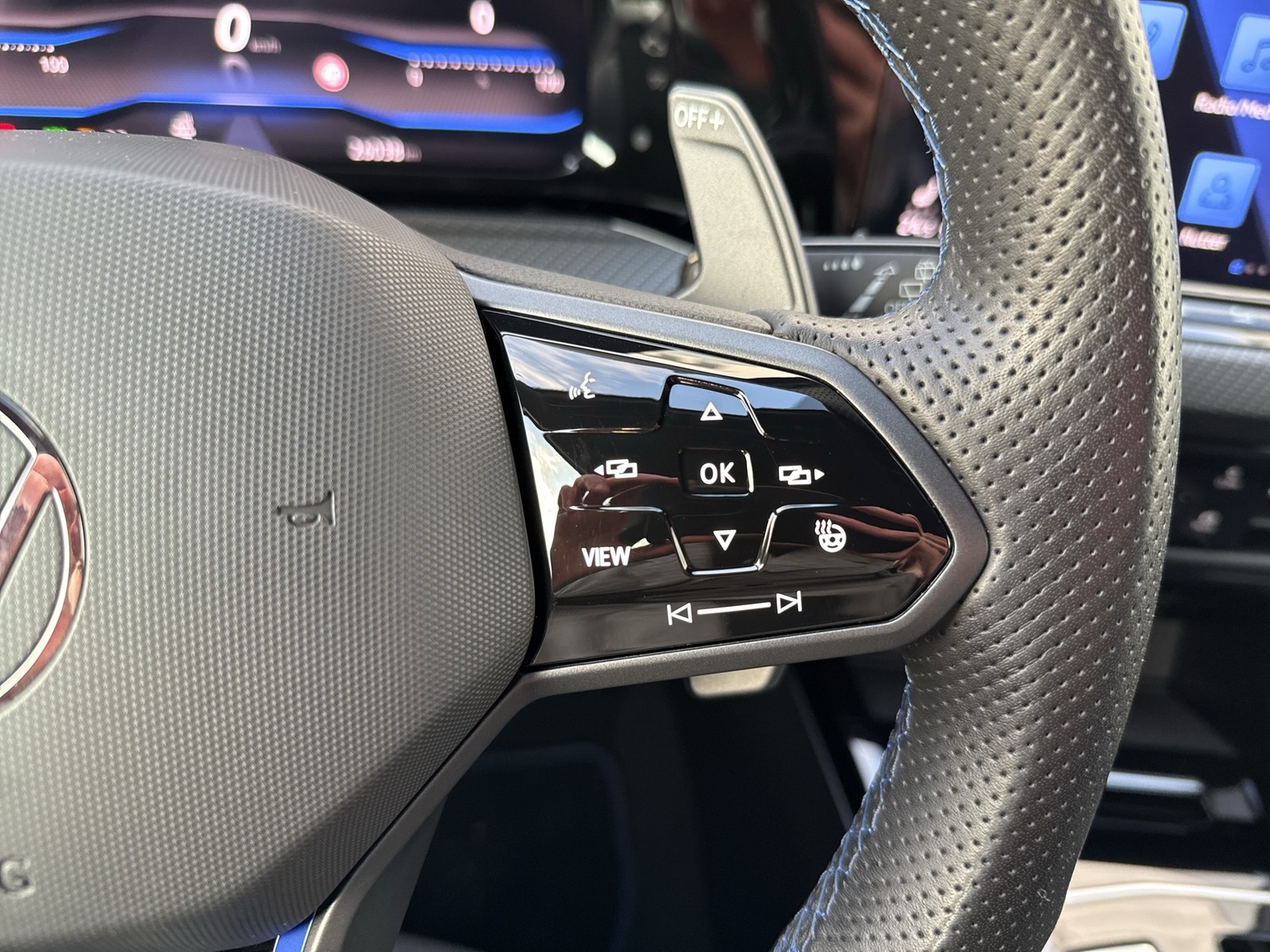 Volkswagen Golf Variant VIII 2.0 R BLACK STYLE 4X4 CAM LM18