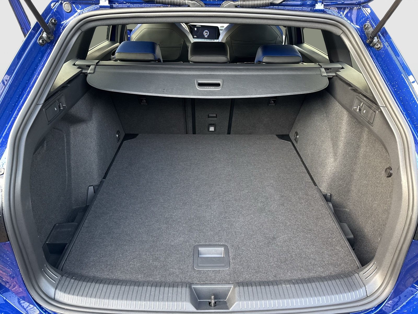 Volkswagen Golf Variant VIII 2.0 R BLACK STYLE 4X4 CAM LM18