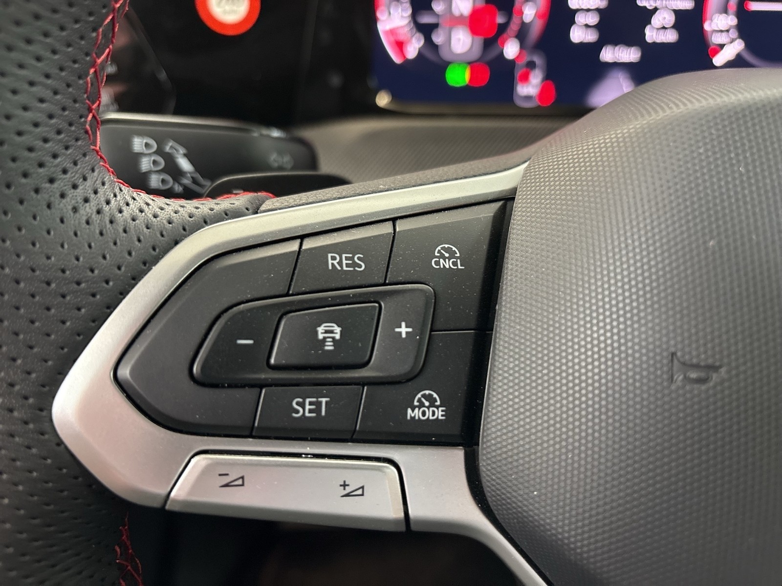 Volkswagen Golf VIII 2.0 GTI CLUBSPORT CAM ACC LM18 HEAD-UP