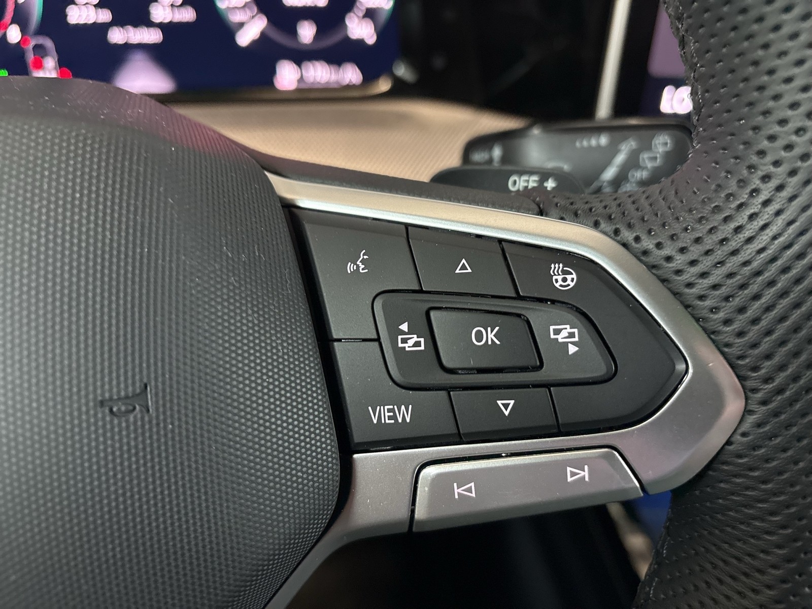 Volkswagen Golf VIII 1.5 eTSI R-LINE BLACK STYLE CAM ACC