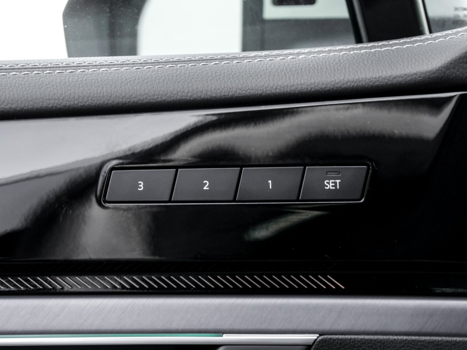 Volkswagen Touareg V6 R-LINE NEUES MODELL AHK CAM ACC LM19 E-KLAPPE NAVI
