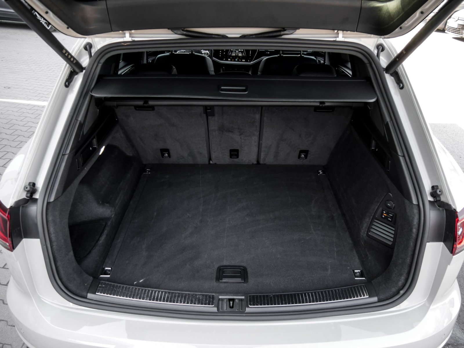 Volkswagen Touareg V6 R-LINE NEUES MODELL AHK CAM ACC LM19 E-KLAPPE NAVI