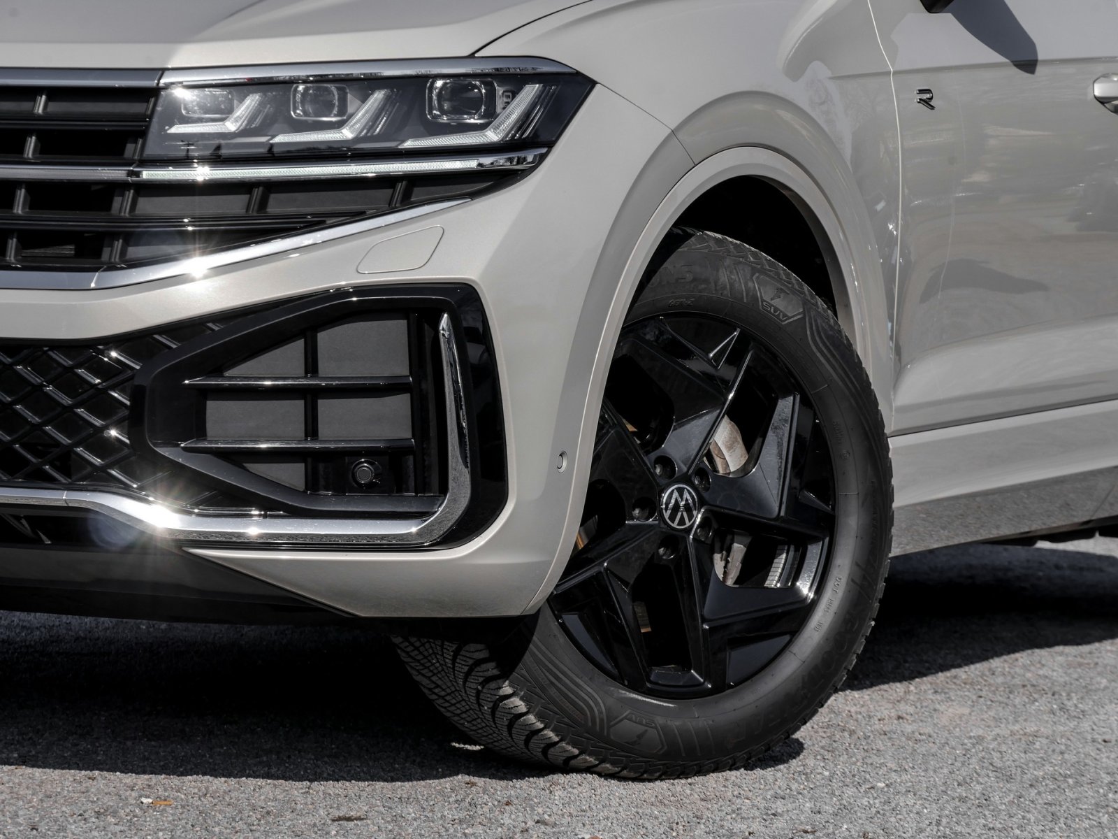 Volkswagen Touareg V6 R-LINE NEUES MODELL AHK CAM ACC LM19 E-KLAPPE NAVI