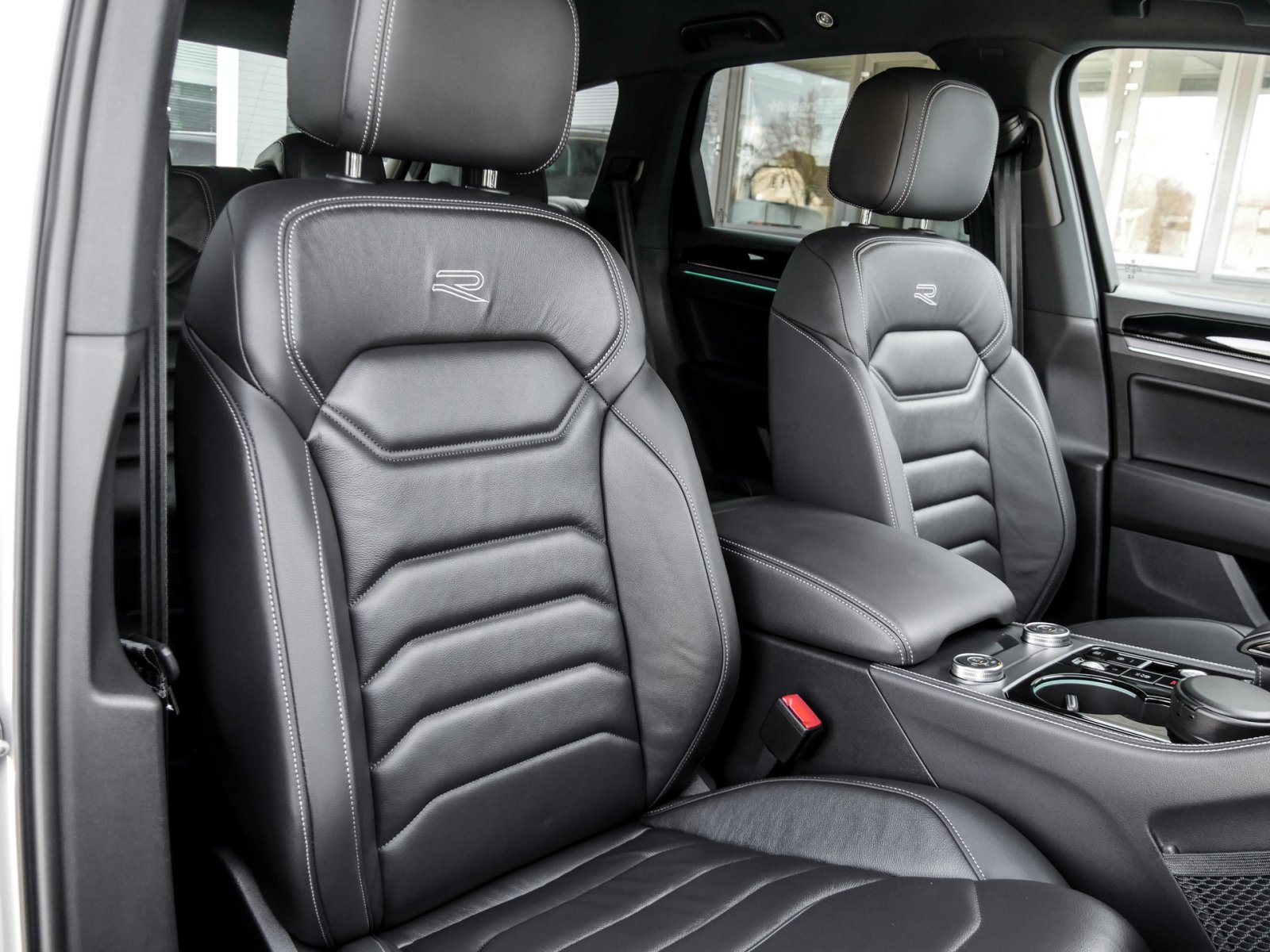 Volkswagen Touareg V6 R-LINE NEUES MODELL AHK CAM ACC LM19 E-KLAPPE NAVI