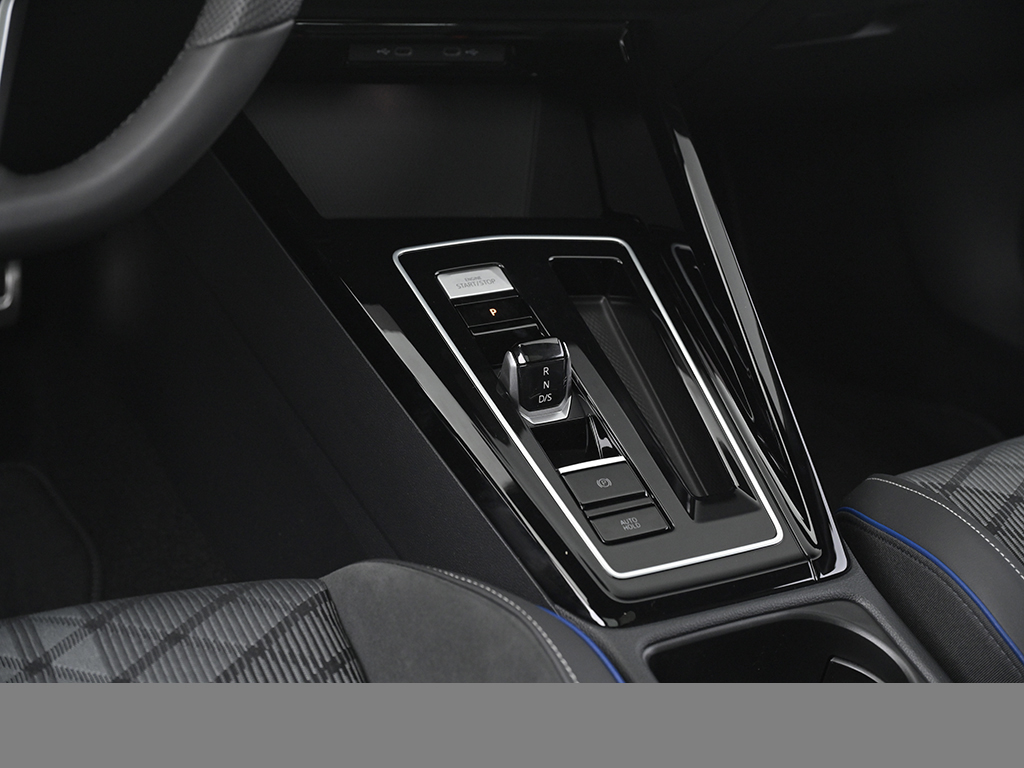 Volkswagen Golf 1.5 R-LINE DSG BLACKSTYLE PANO MATRIXLED