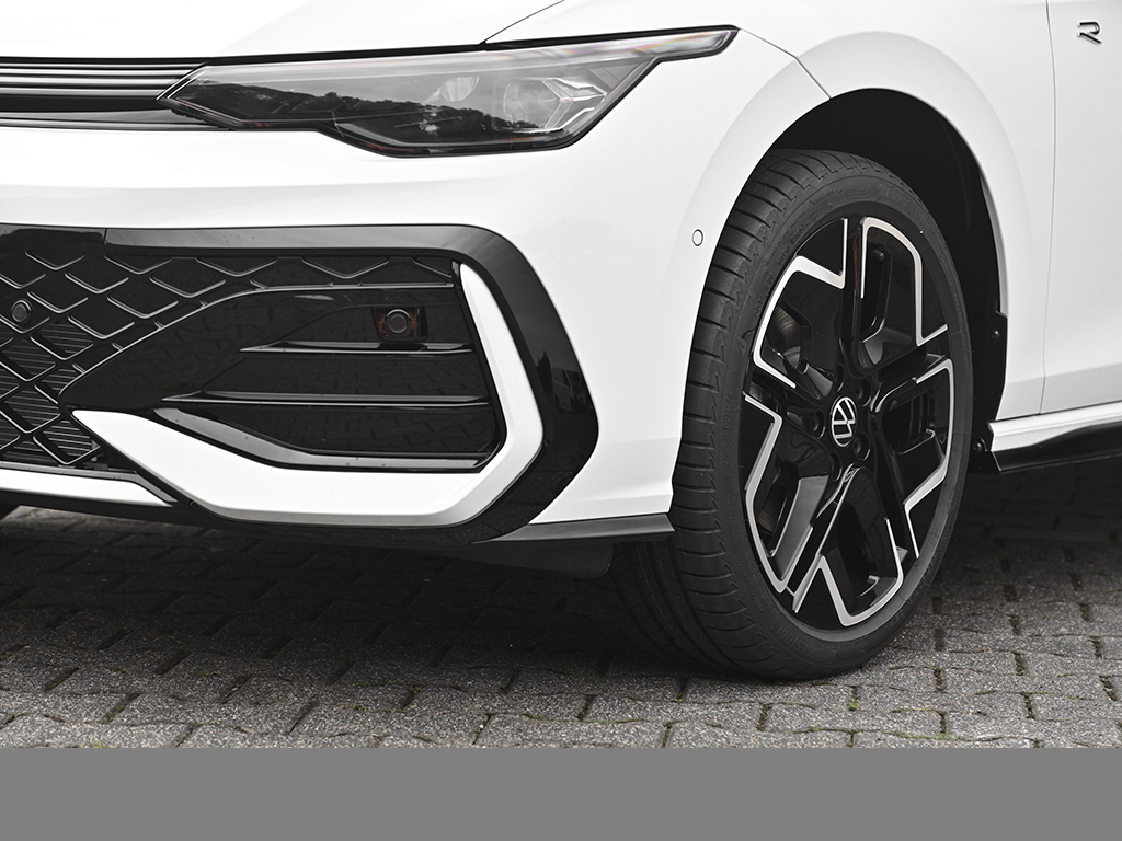 Volkswagen Golf 1.5 R-LINE DSG BLACKSTYLE PANO MATRIXLED