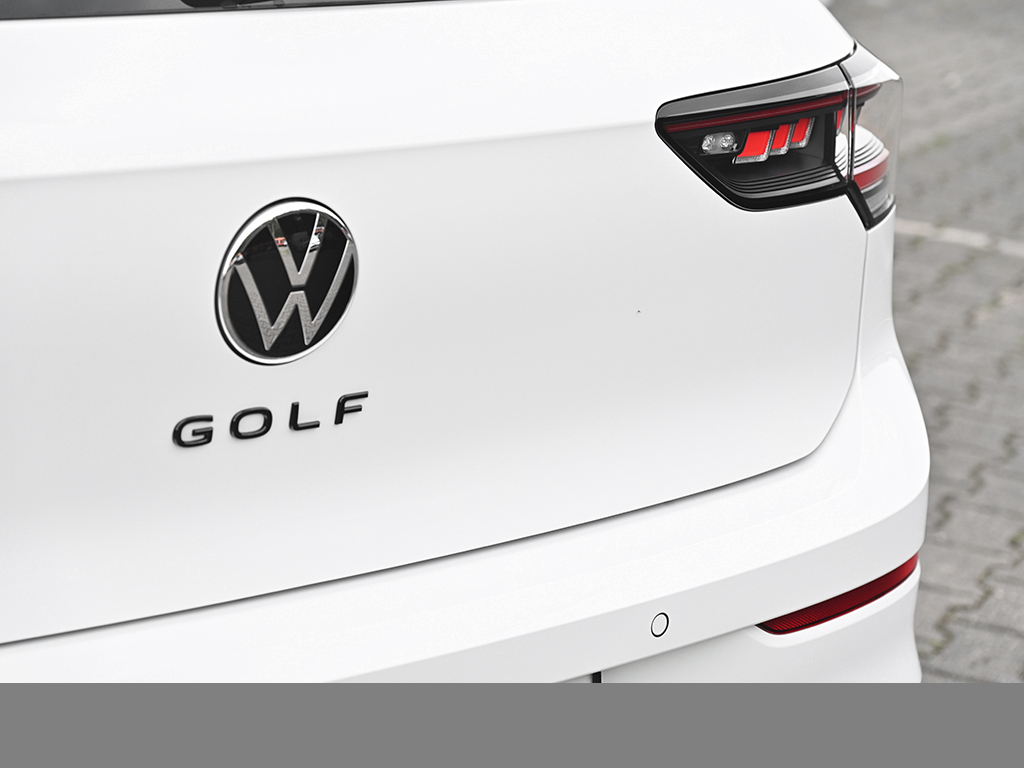 Volkswagen Golf 1.5 R-LINE DSG BLACKSTYLE PANO MATRIXLED