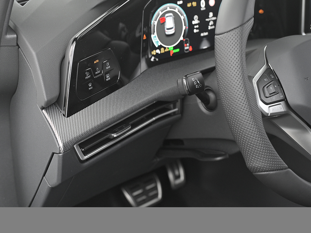 Volkswagen Golf 1.5 R-LINE DSG BLACKSTYLE PANO MATRIXLED