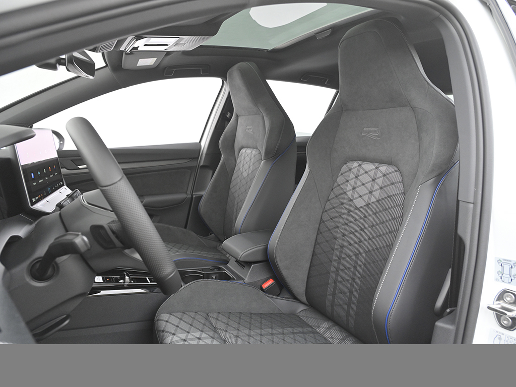 Volkswagen Golf 1.5 R-LINE DSG BLACKSTYLE PANO MATRIXLED