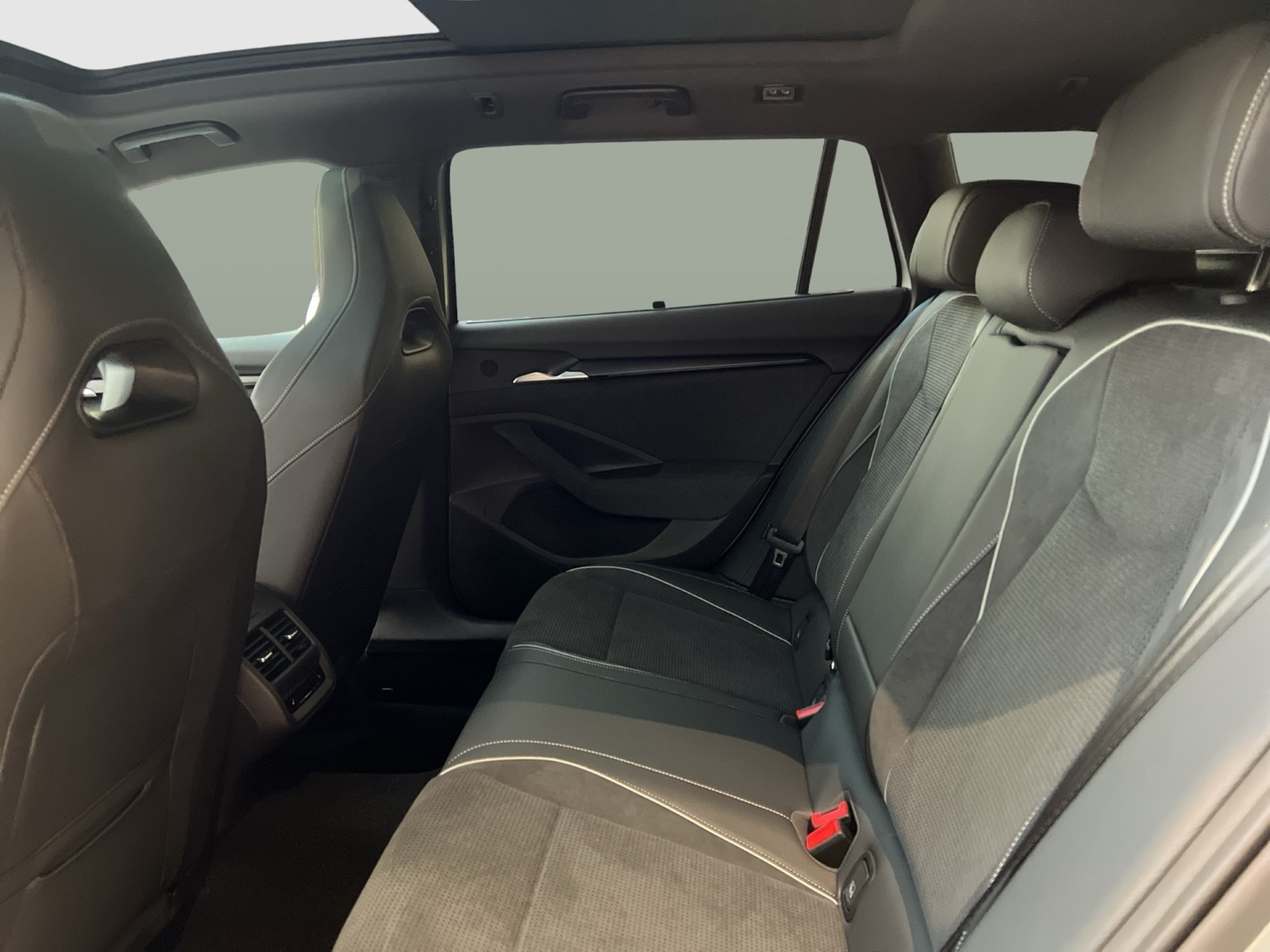 Skoda Superb Combi HYBRID SPORTLINE AHK PANO eSITZE