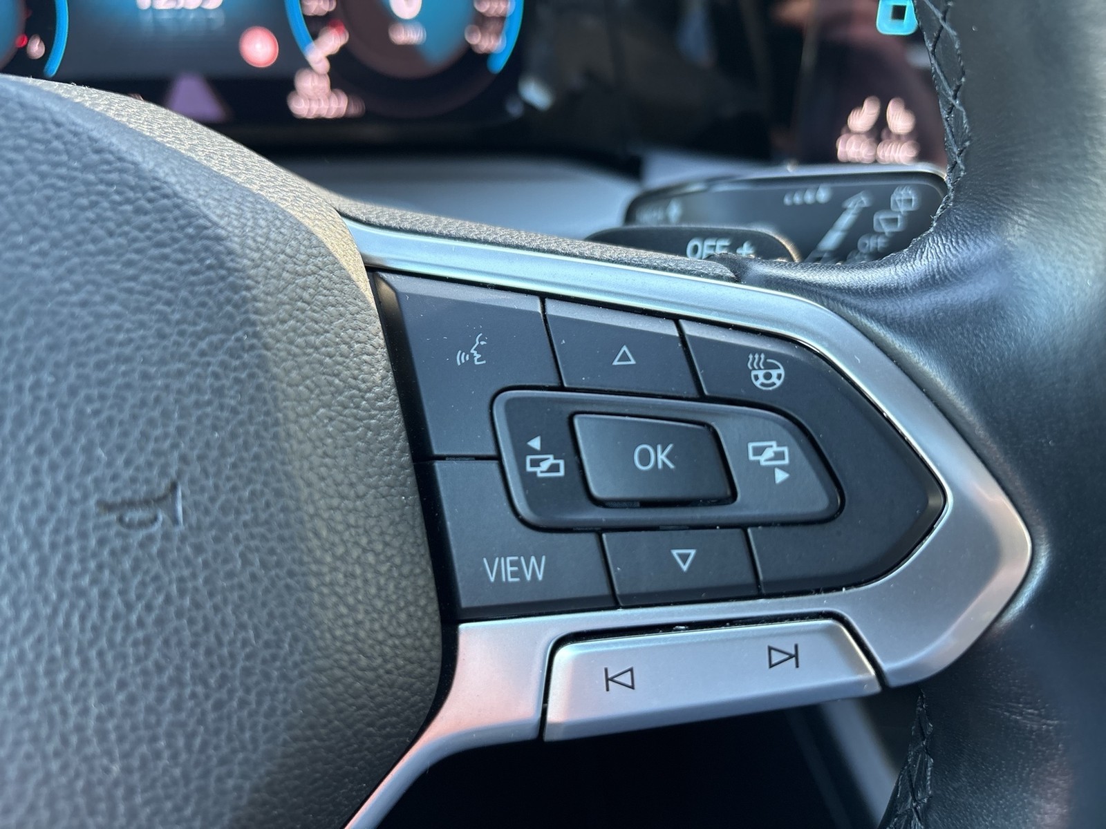 Volkswagen Golf VIII 2.0 ACTIVE PANO AHK CAM ACC MATRIX NAVI