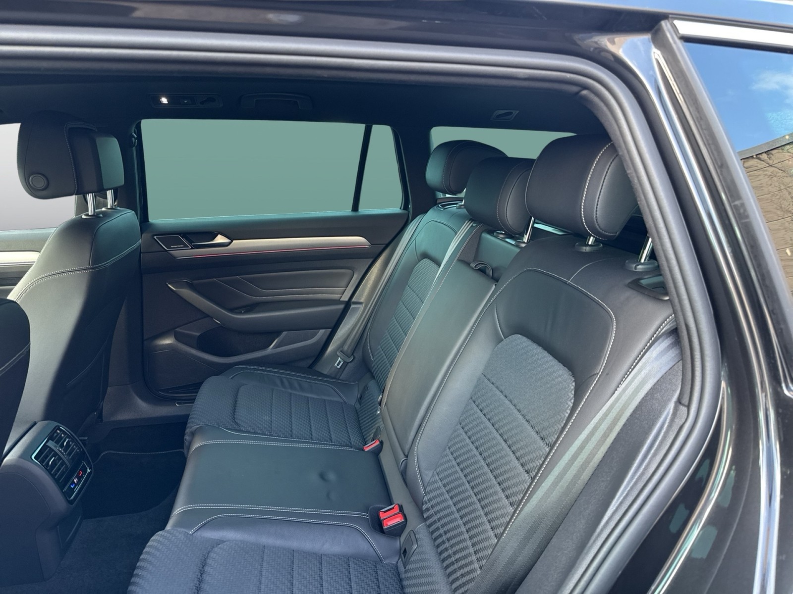 Volkswagen Passat Variant 1.5 R-LINE PANO HARMAN KARDON AHK
