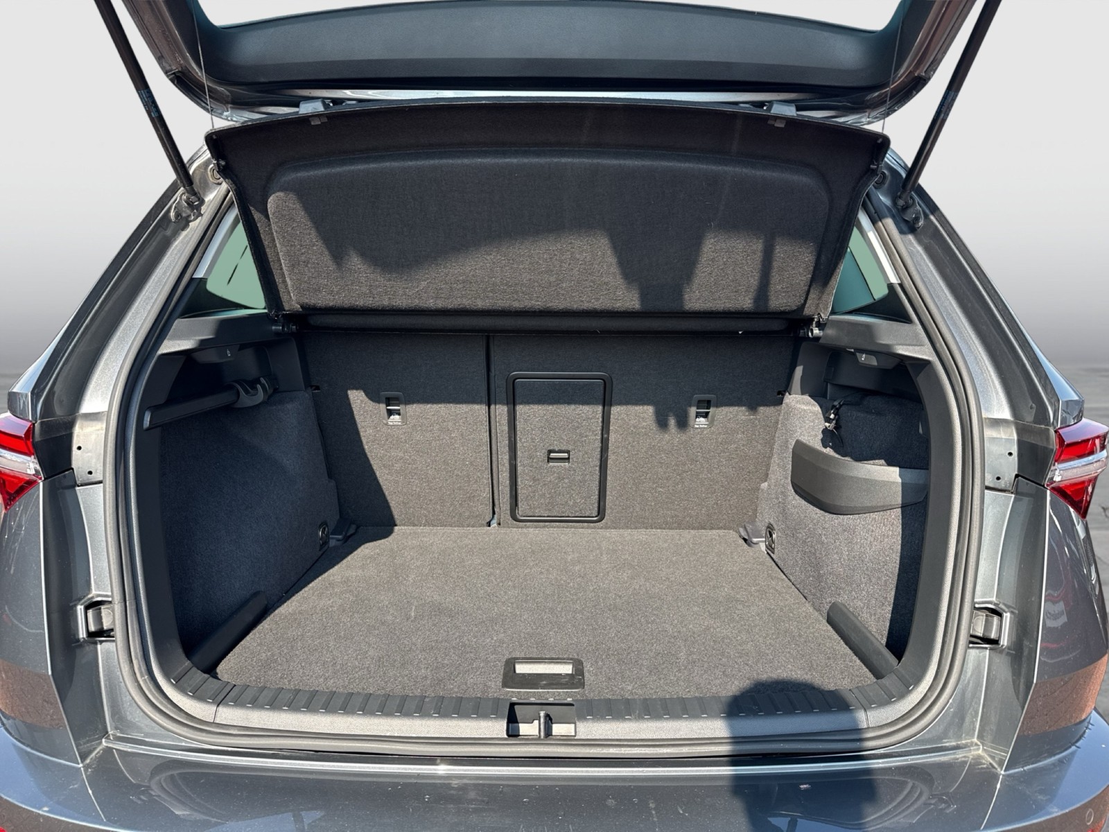 Skoda Karoq 2.0 TOUR AHK CAM MATRIX NAVI LM17 CARPLAY