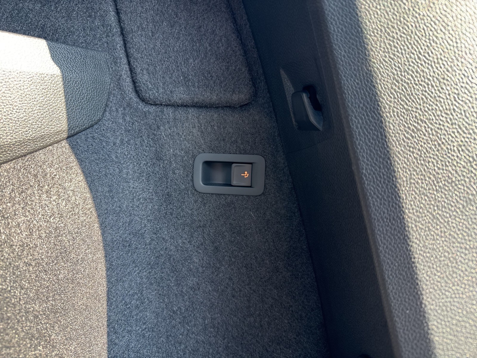 Skoda Karoq 2.0 TOUR AHK CAM MATRIX NAVI LM17 CARPLAY