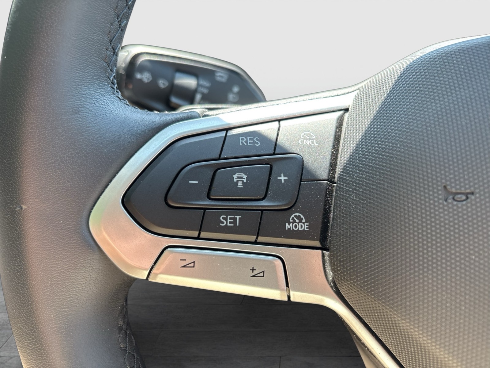 Volkswagen Tayron 1.5 HYBRID ELEGANCE LEDER AHK 360°CAM ACC