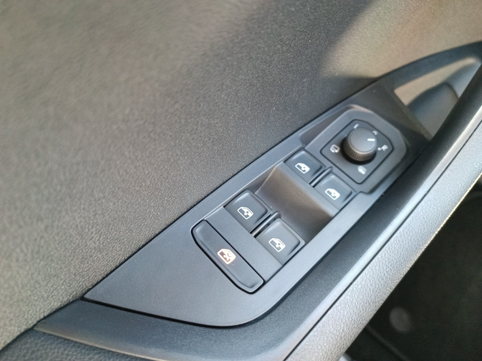 Skoda Karoq 1.5 SELECTION CAM ACC LM17 E-KLAPPE NAVI