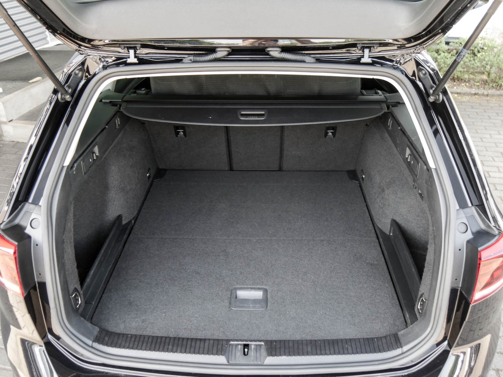 Volkswagen Passat Variant 1.5 BUSINESS AHK ACC NAVI ALU LED