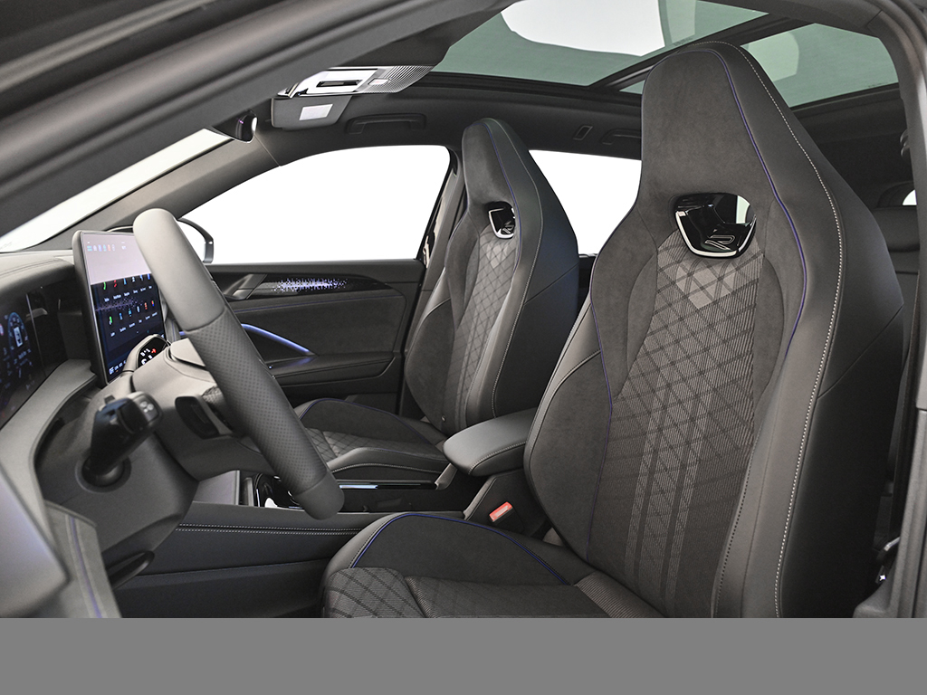 Volkswagen Tayron 1.5 eHybrid R-LINE DSG BLACKSTYLE LM20 AHK PANO