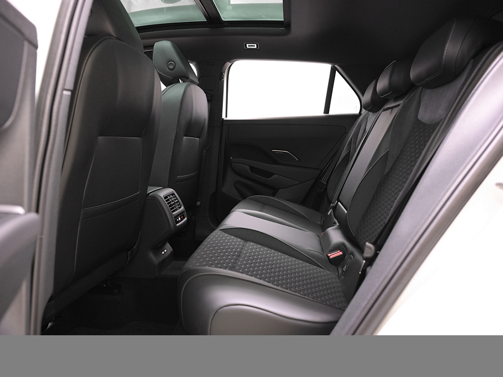 Volkswagen T-Roc 1.5 R-LINE DSG BLACKSTYLE PANO AHK LM20