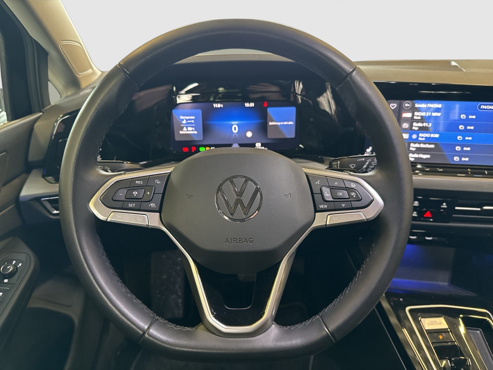 Volkswagen Golf VIII 1.5 eTSI STYLE KAMERA AHK ACC NAVI