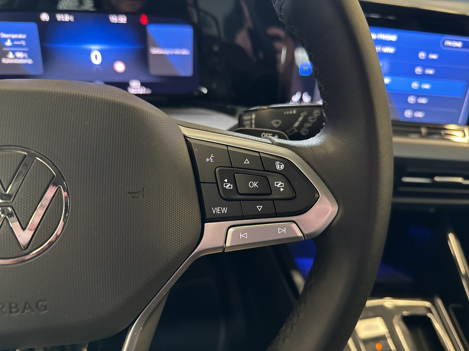 Volkswagen Golf VIII 1.5 eTSI STYLE KAMERA AHK ACC NAVI