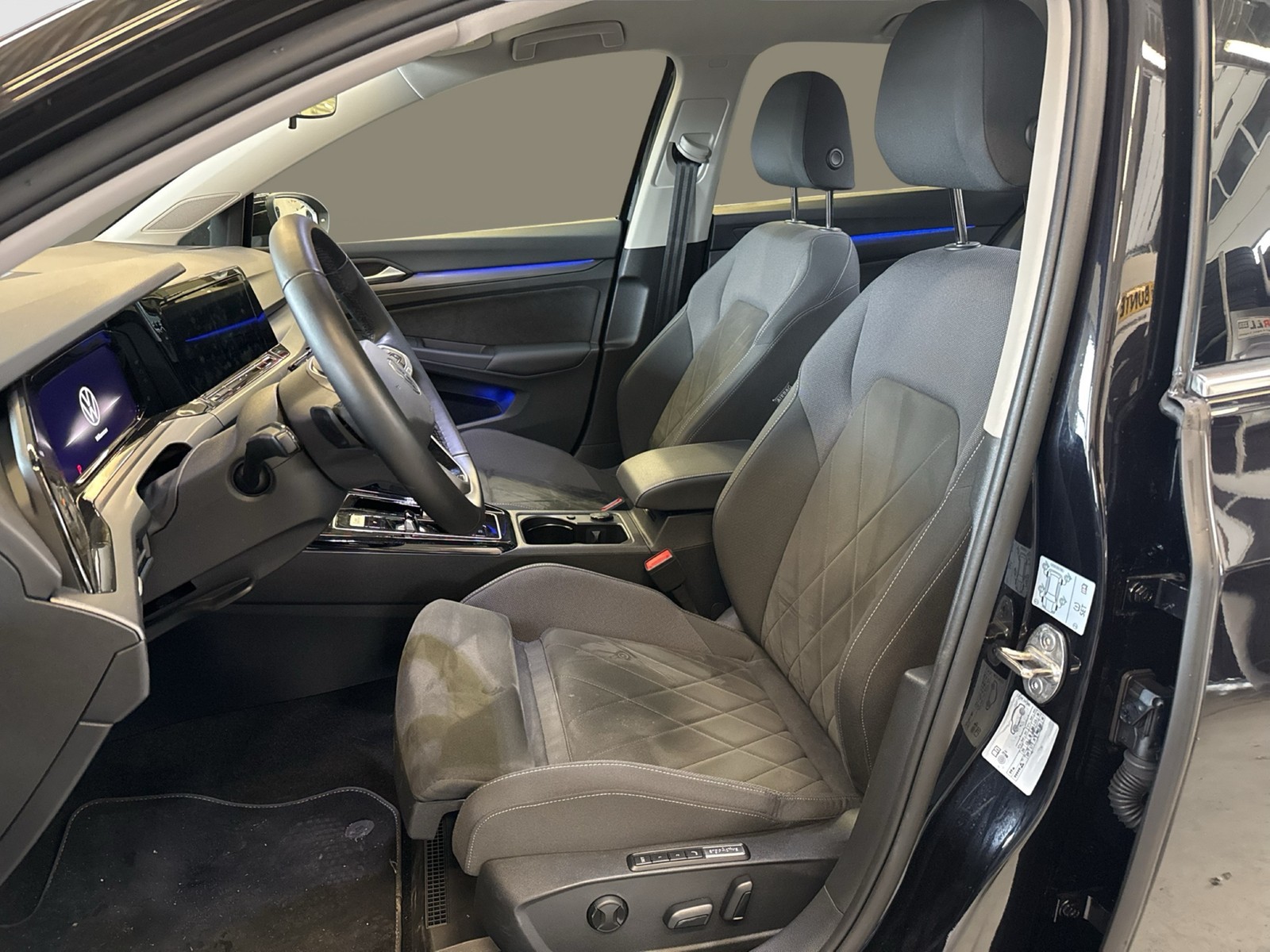 Volkswagen Golf VIII 1.5 eTSI STYLE KAMERA AHK ACC NAVI