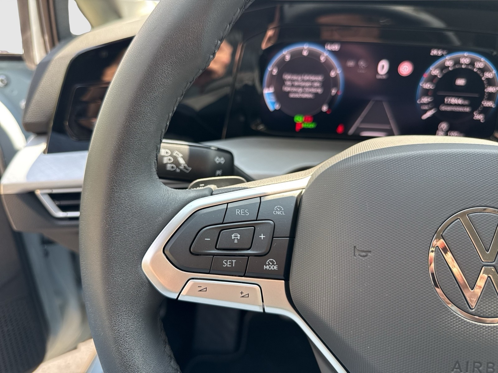 Volkswagen Golf VIII 1.5 eTSI LIFE ACC CARPLAY ALU SITZHEIZ