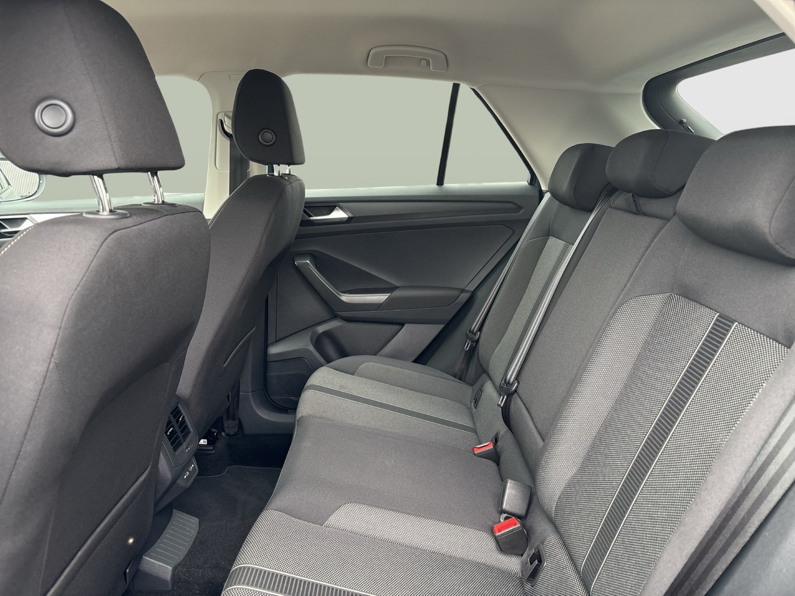 Volkswagen T-Roc 1.5 LIFE STANDHZ. NAVI ALU CARPLAY SITZHZ.