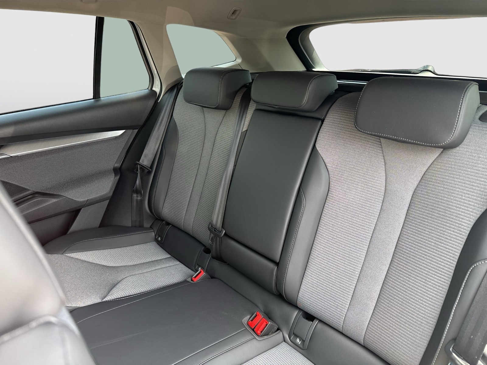 Skoda Enyaq 85 LOFT WÄRMEPUMPE AHK CAM ACC LM20 NAVI