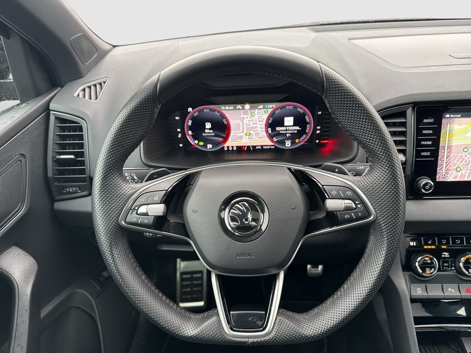 Skoda Karoq 1.5 SPORTLINE PANO AHK CAM ACC EKLAPPE NAVI