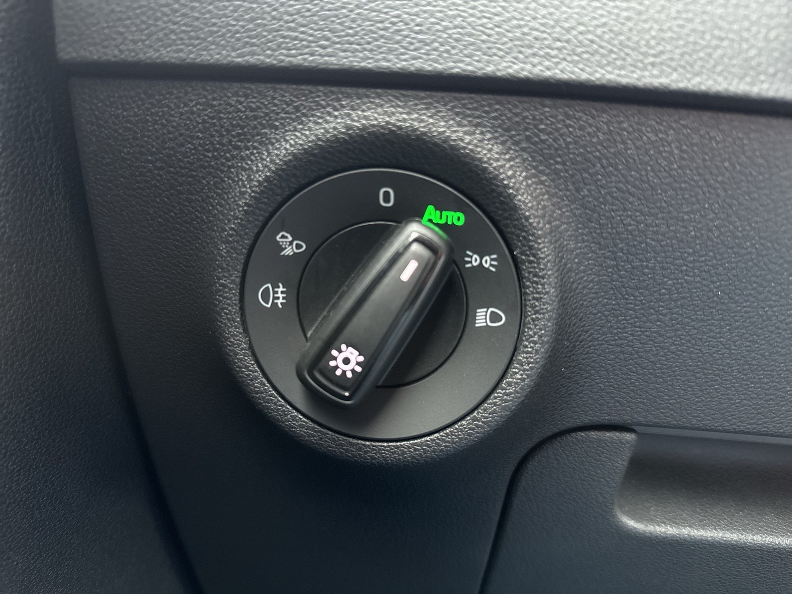 Skoda Karoq 1.5 SPORTLINE PANO AHK CAM ACC EKLAPPE NAVI