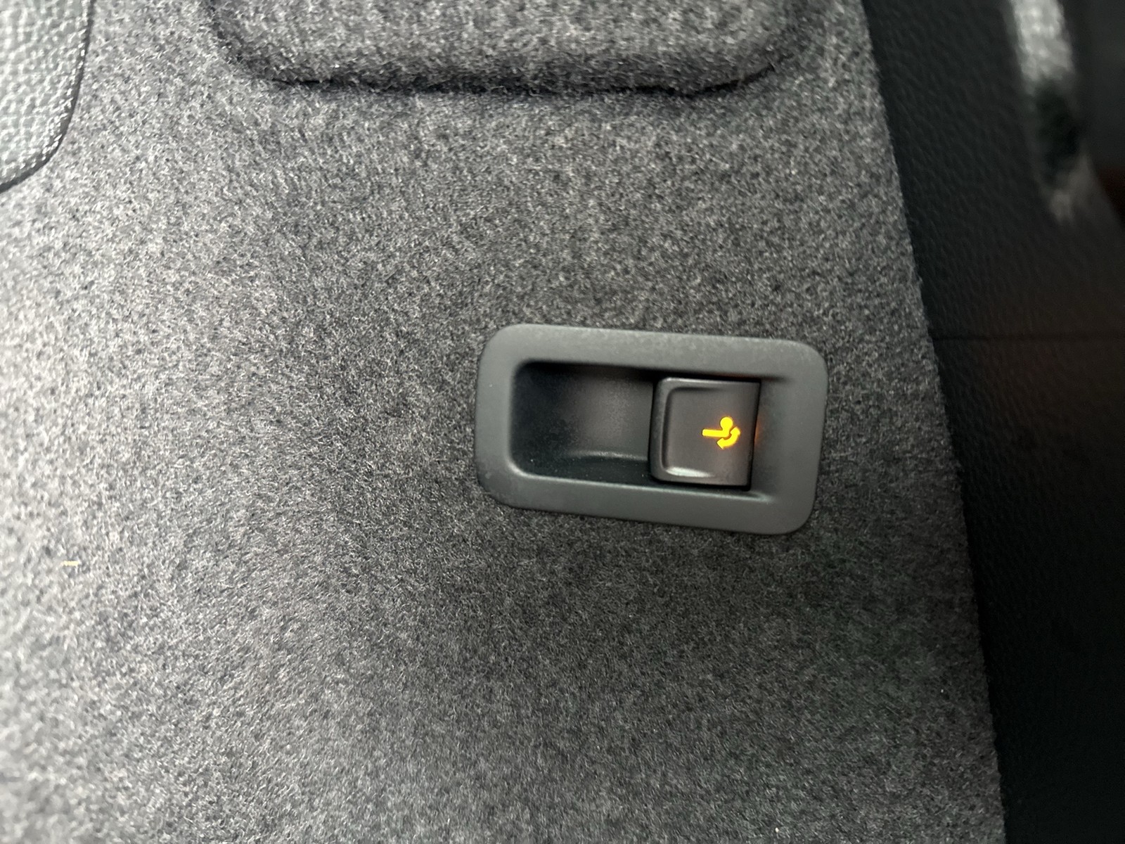 Skoda Karoq 1.5 SPORTLINE PANO AHK CAM ACC EKLAPPE NAVI