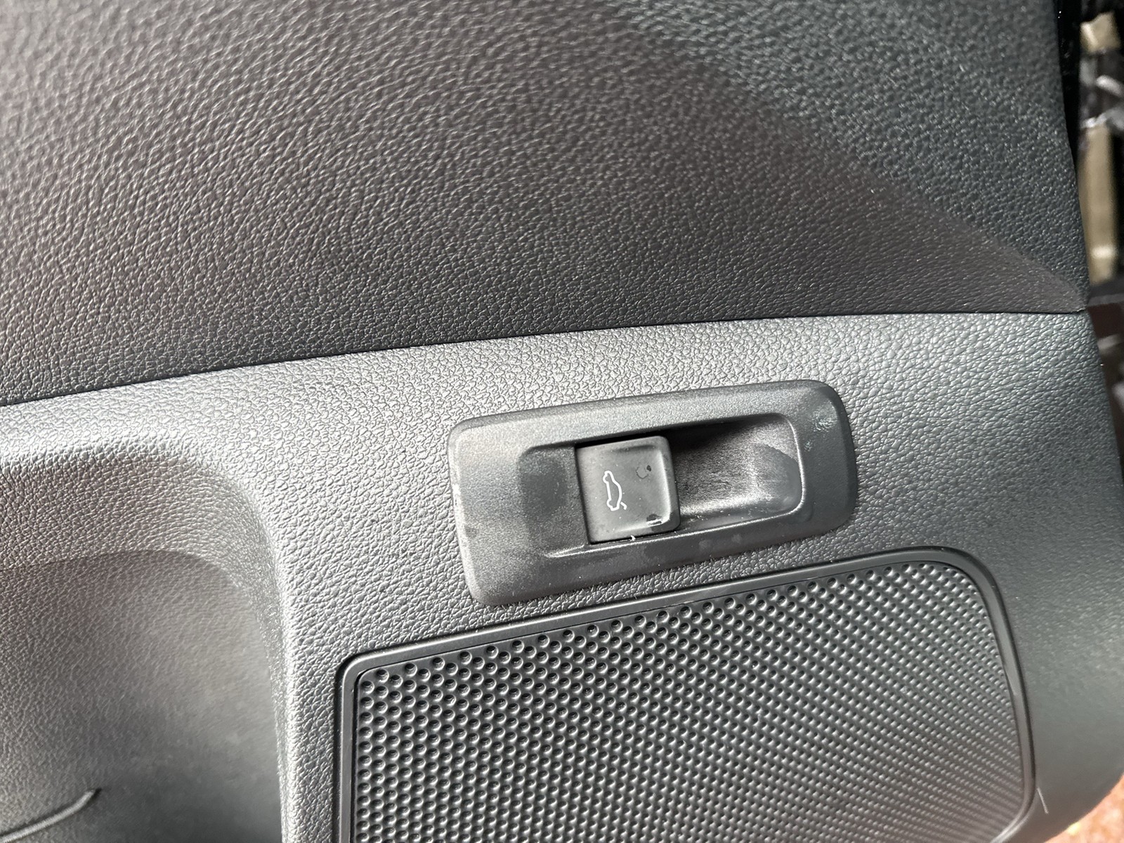 Skoda Karoq 1.5 SPORTLINE PANO AHK CAM ACC EKLAPPE NAVI