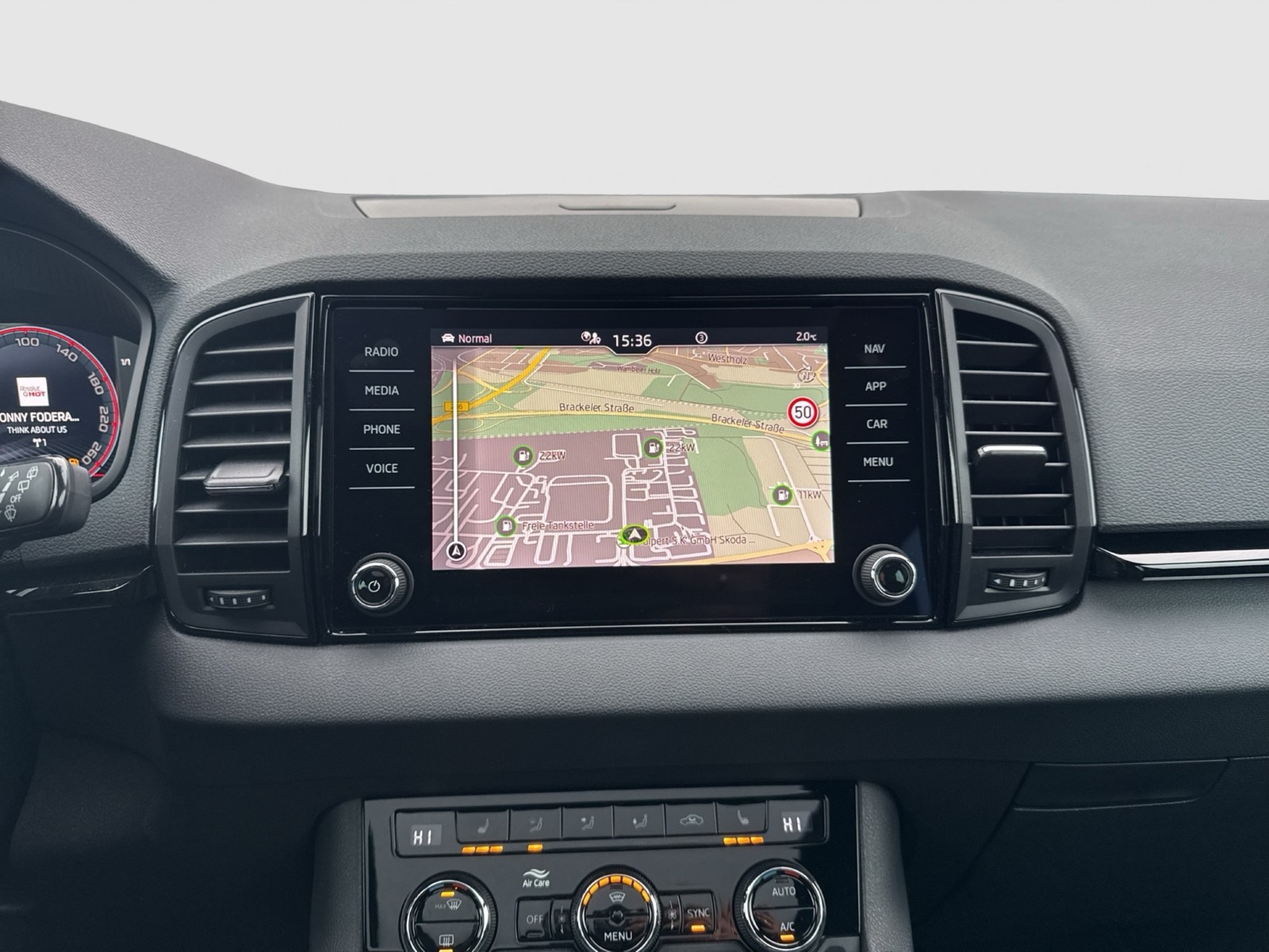 Skoda Karoq 1.5 SPORTLINE PANO AHK CAM ACC EKLAPPE NAVI