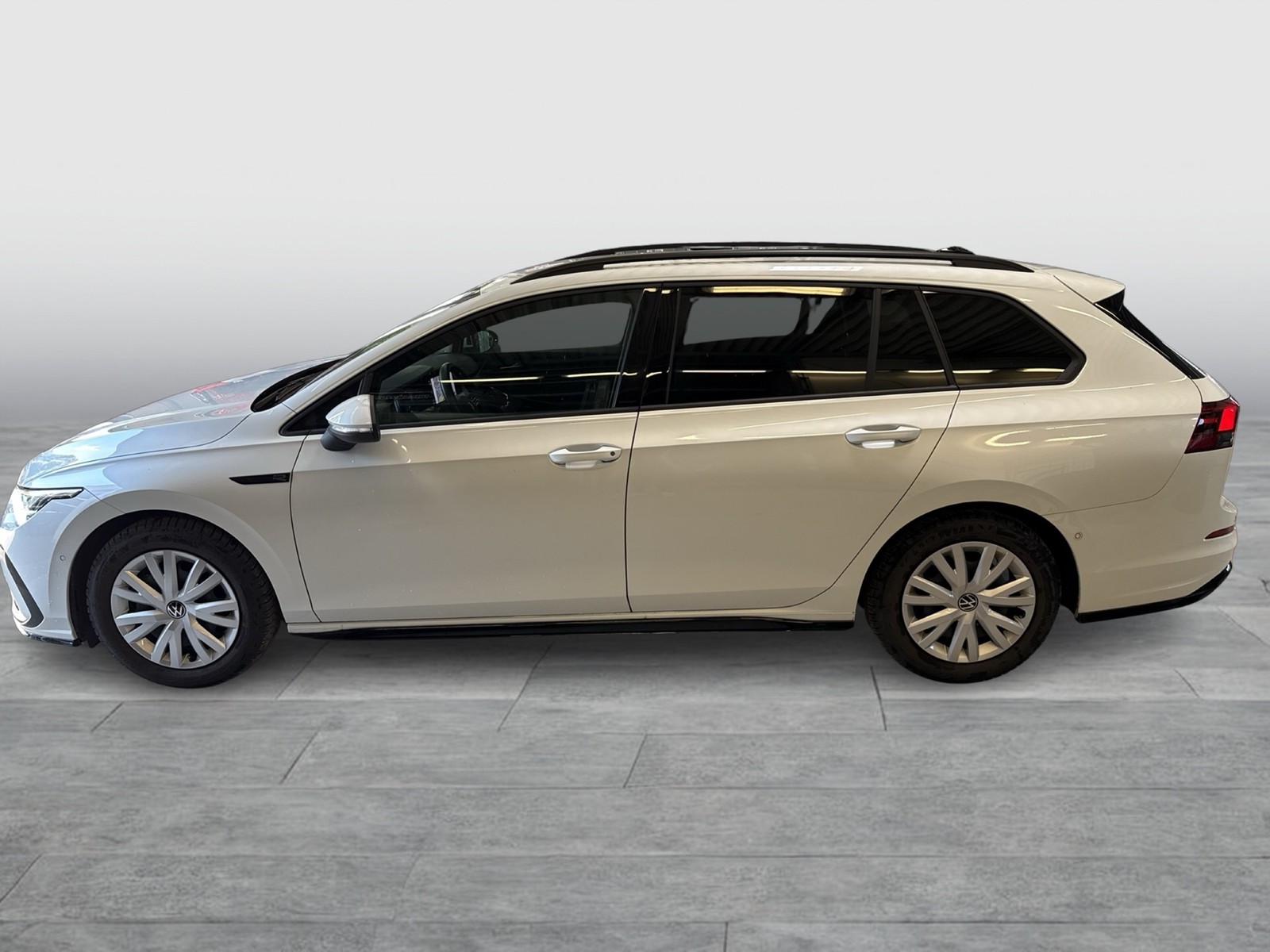 Volkswagen Golf Variant VIII 1.5 eTSI R-LINE CAM ACC LM17