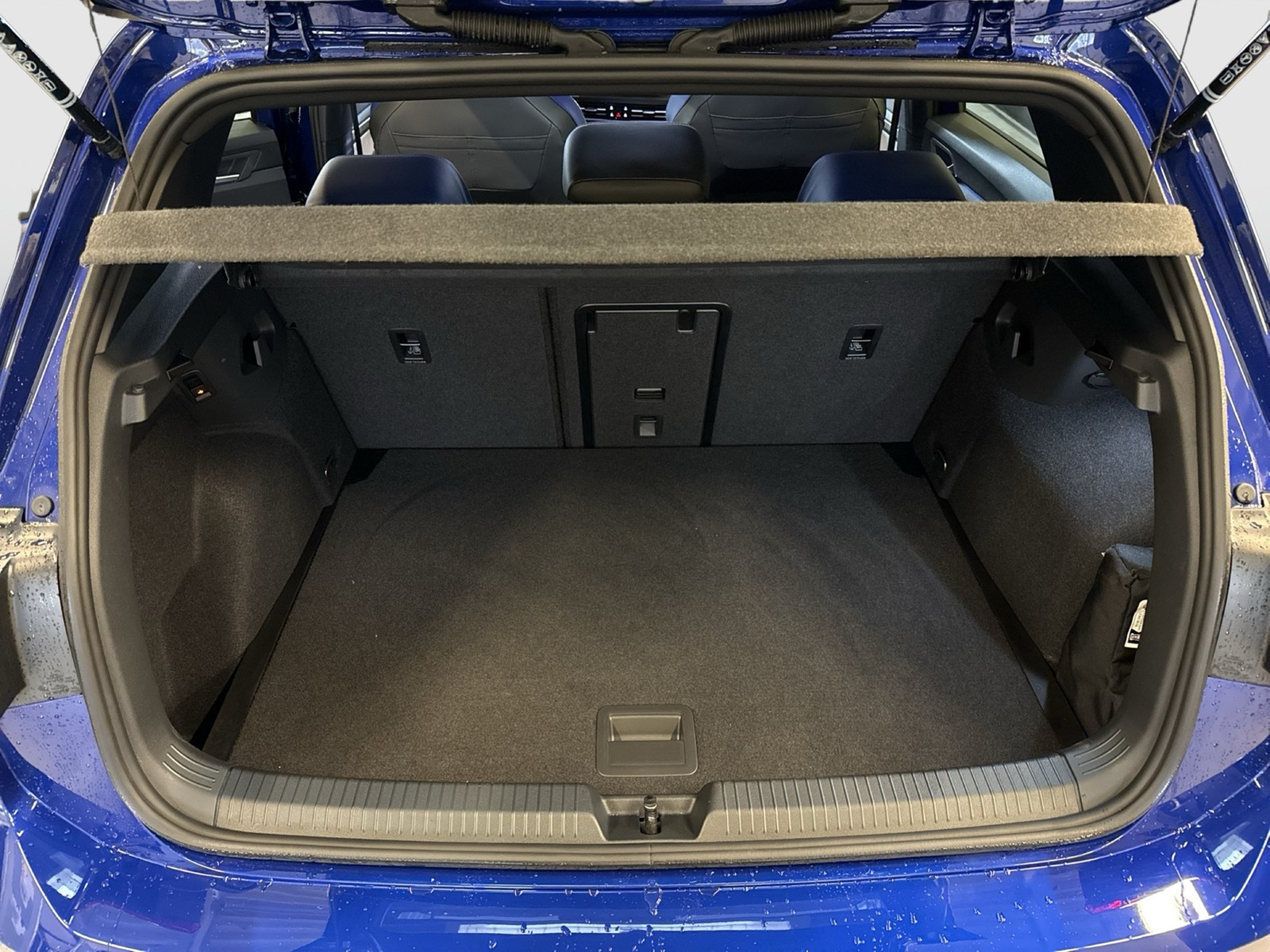 Volkswagen Golf VIII 2.0 R 4X4 FACELIFT AHK CAM ACC LM18