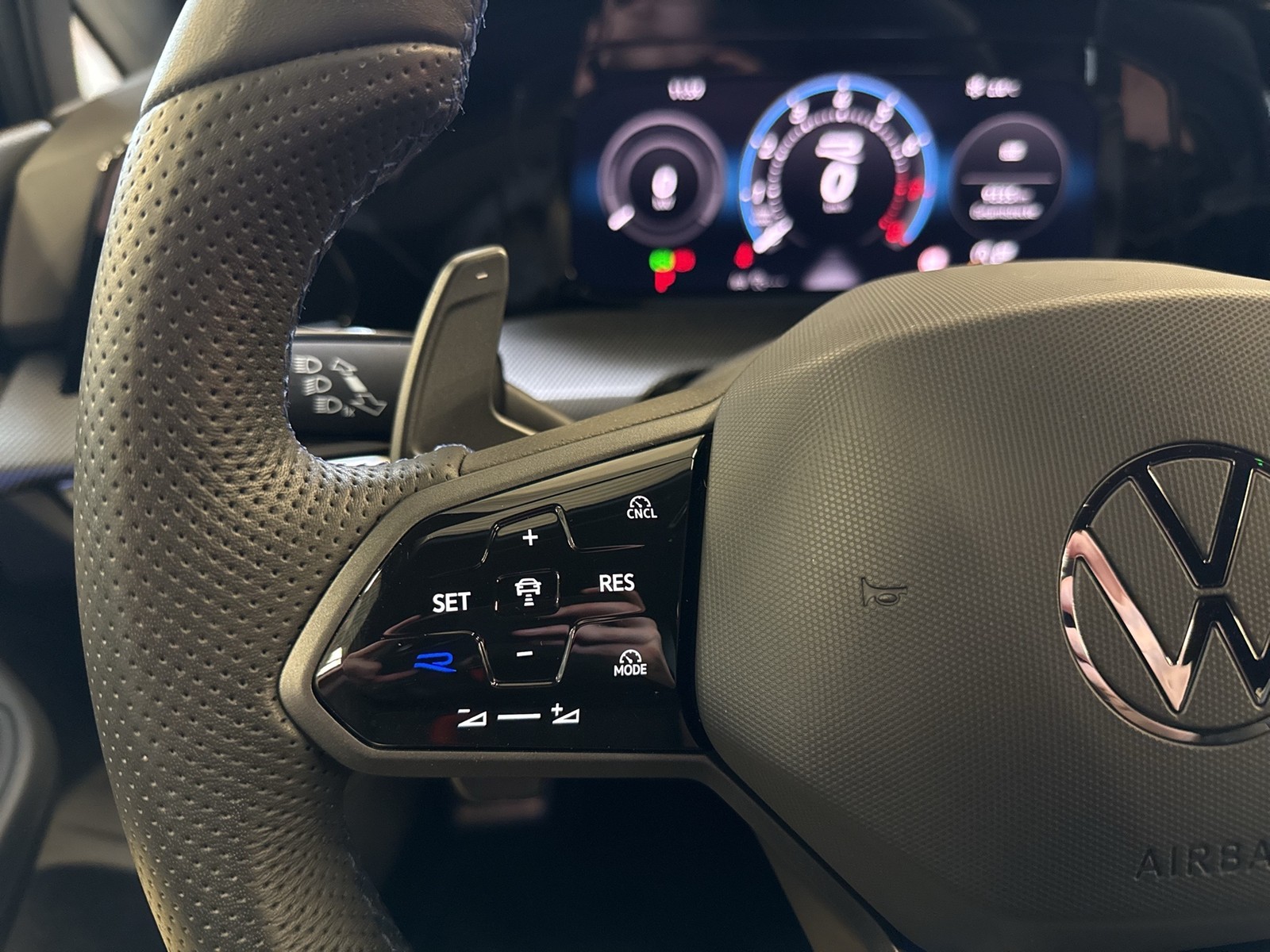 Volkswagen Golf VIII 2.0 R 4X4 FACELIFT AHK CAM ACC LM18