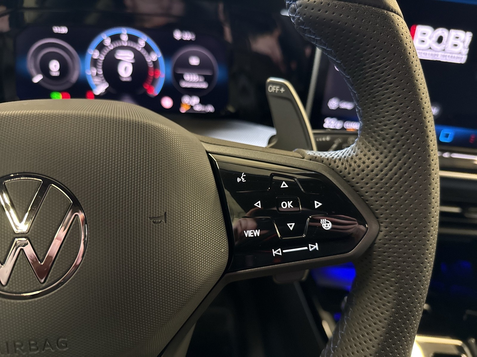 Volkswagen Golf VIII 2.0 R 4X4 FACELIFT AHK CAM ACC LM18