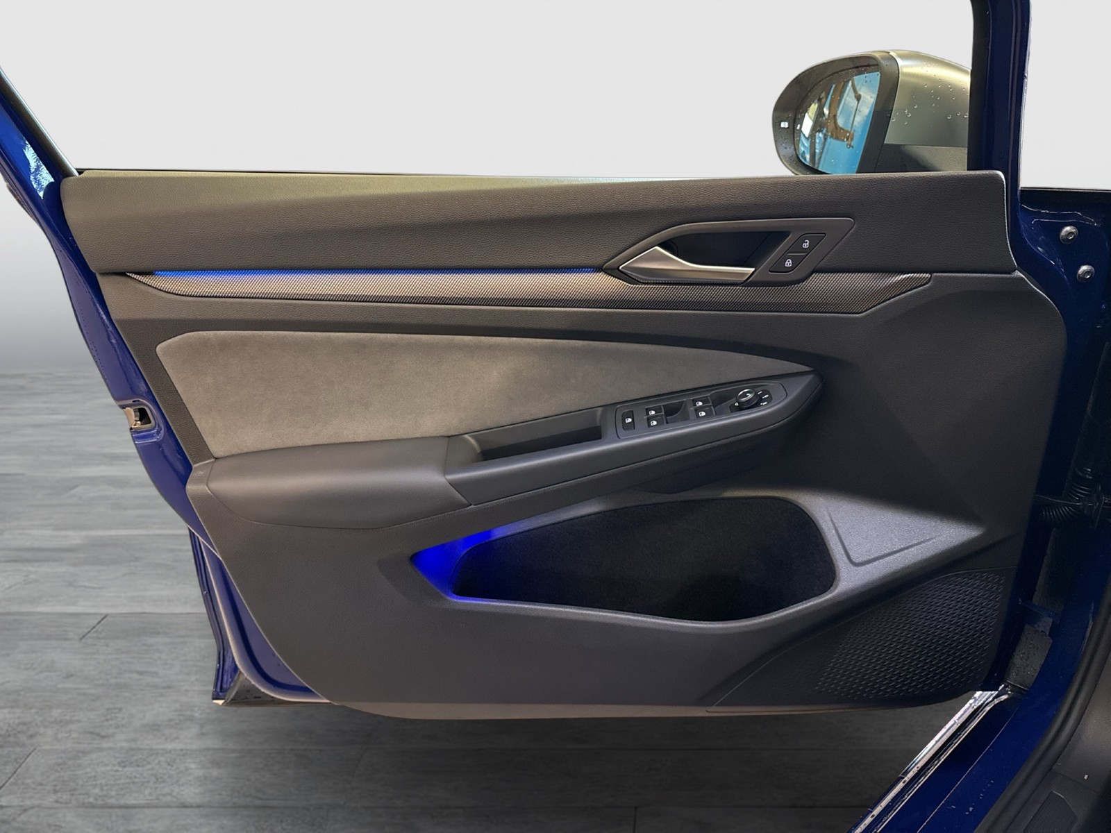 Volkswagen Golf VIII 2.0 R 4X4 FACELIFT AHK CAM ACC LM18