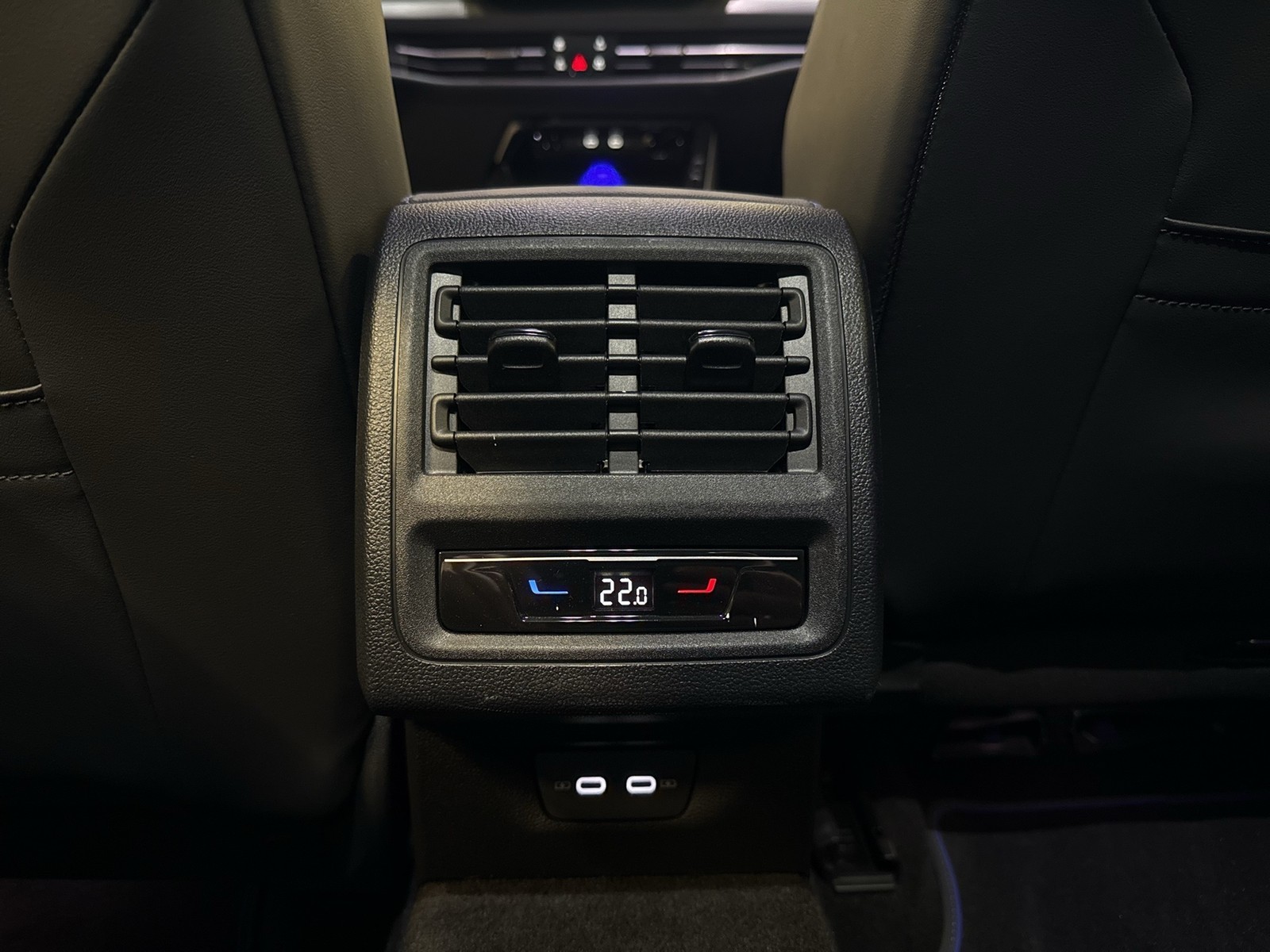 Volkswagen Golf VIII 2.0 R 4X4 FACELIFT AHK CAM ACC LM18