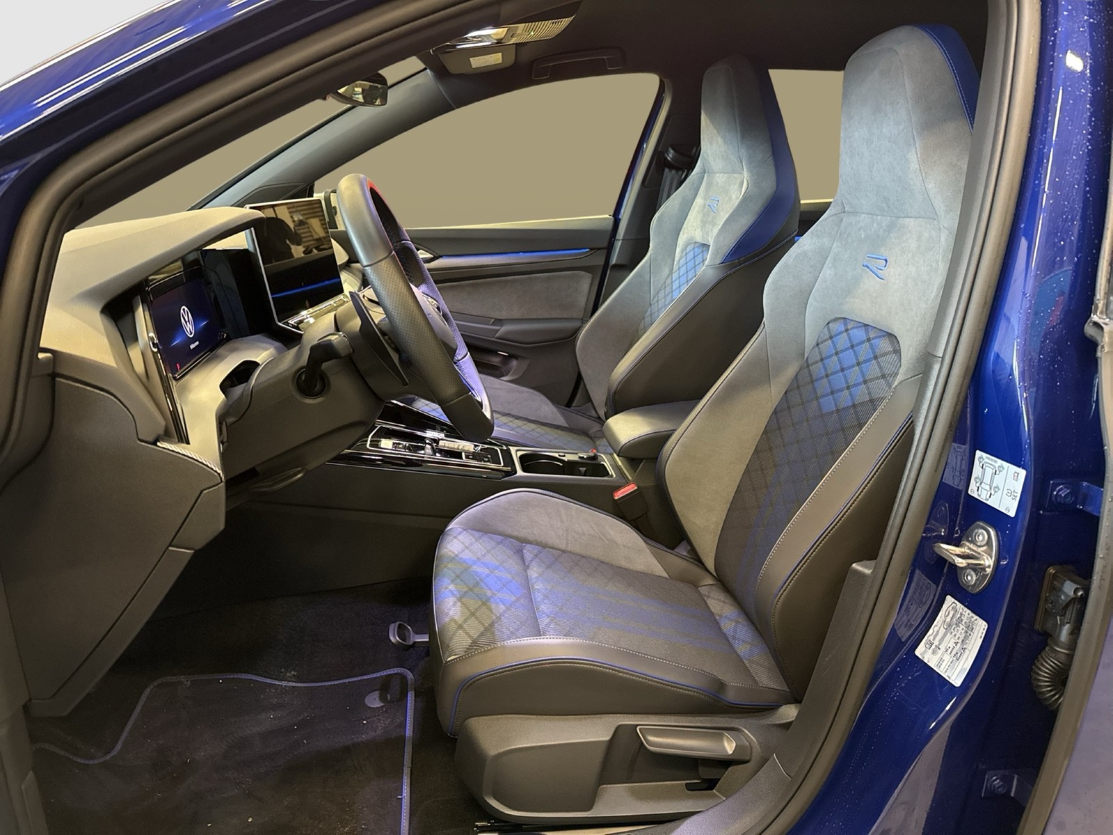 Volkswagen Golf VIII 2.0 R 4X4 FACELIFT AHK CAM ACC LM18