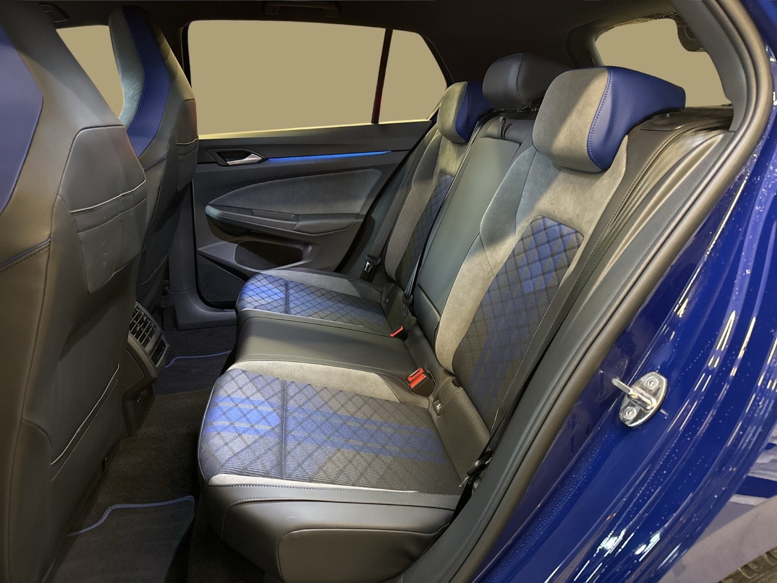 Volkswagen Golf VIII 2.0 R 4X4 FACELIFT AHK CAM ACC LM18