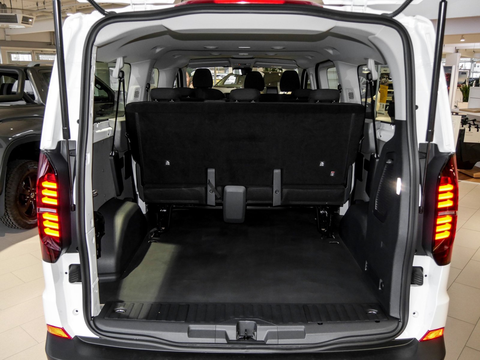 Volkswagen T7 Kombi LR 110 kW TDI Automatik