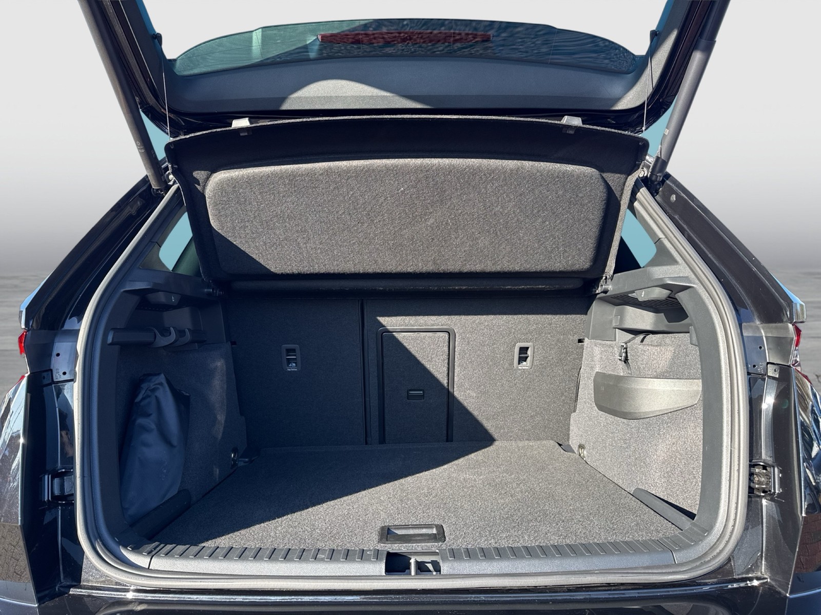 Skoda Karoq 1.5 SPORTLINE PANO AHK CAM ACC EKLAPPE NAVI