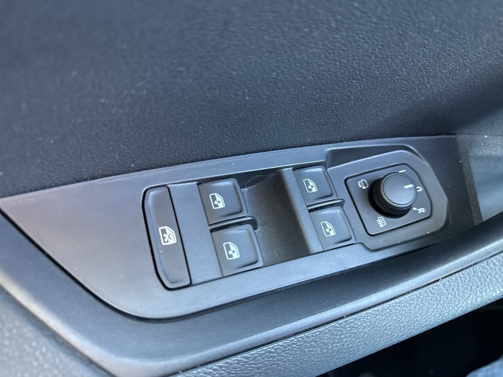 Skoda Karoq 1.5 SPORTLINE PANO AHK CAM ACC EKLAPPE NAVI