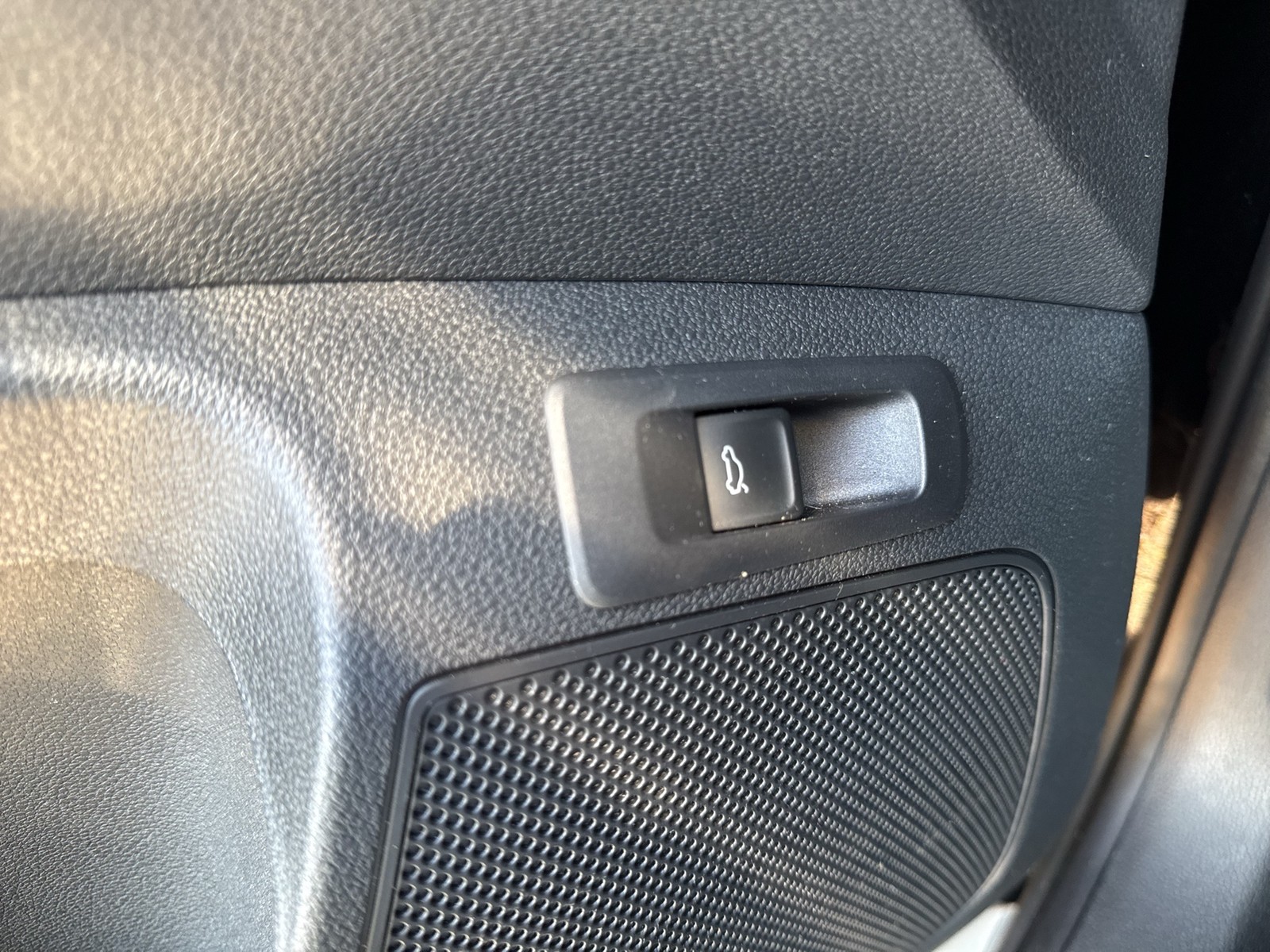 Skoda Karoq 1.5 SPORTLINE PANO AHK CAM ACC EKLAPPE NAVI