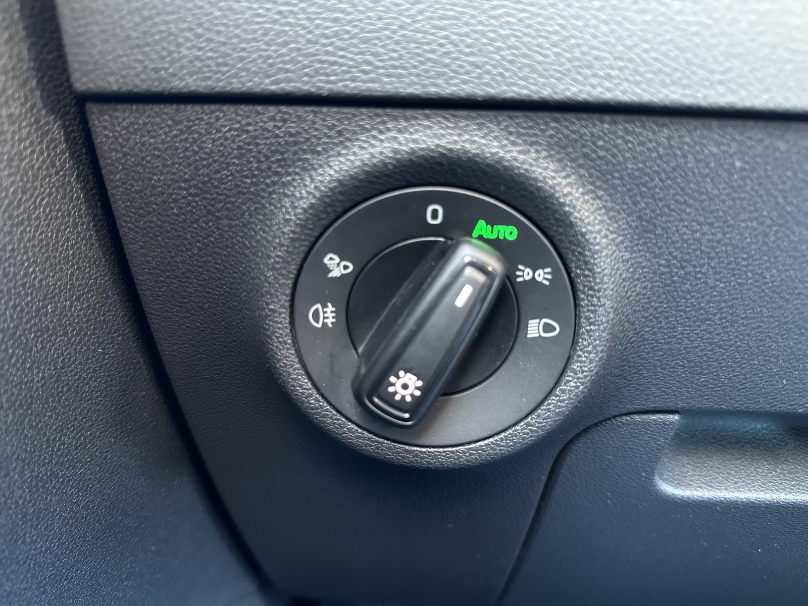 Skoda Karoq 1.5 SPORTLINE PANO AHK CAM ACC EKLAPPE NAVI