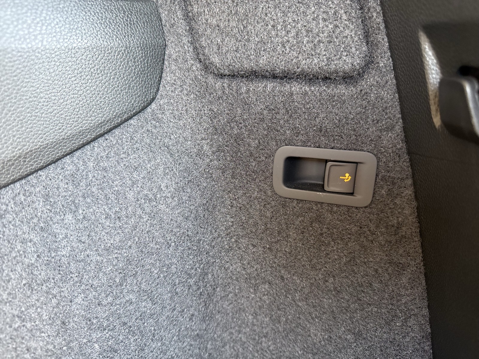 Skoda Karoq 1.5 SPORTLINE PANO AHK CAM ACC EKLAPPE NAVI